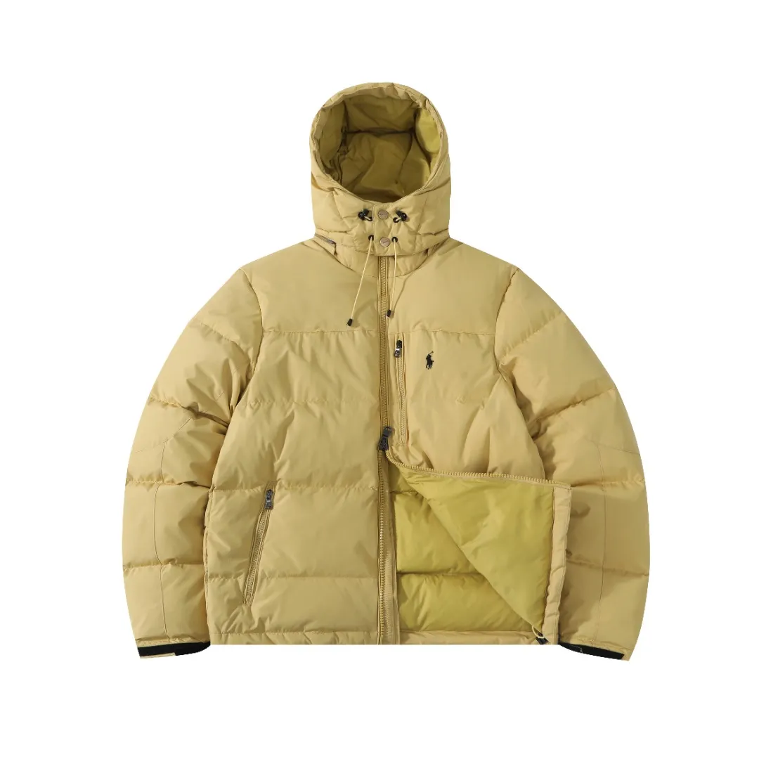 P660 #R54 Ralph Lauren/Ralph Lauren hooded down jacket (top quality, feel free to compare), using imported Barudan embroidery machine, carefully crafted with thousands of needles electric embroidery technology. Imported No. 7 needles and special embroidery thread ensure that every letter of the polo logo is full, three-dimensional and clear, creating the "most expensive embroidery logo" that can be called a work of art. Top-notch velvet core, luxurious warmth. Filled with national standard 80% high-quality white duck down, bringing excellent thermal insulation performance. At the same time, it is lightweight and can quickly regain its fluffiness after compression, bringing you a warm embrace without burden and resisting the harsh winter. Technical fabrics, no fear of wind and snow •Long-lasting fluffy and shape-retaining: High-quality filling ensures that the down jacket is not easy to stiffen and keeps you warm for a long time. •Strict anti-velvet technology: Using 400T gall fabric with pinhole retraction technology, it fundamentally eliminates the phenomenon of velvet leakage and makes wearing more secure. •All-round protective experience: Windproof and waterproof matte fabric, combined with an adjustable hem with a built-in drawstring buckle, can effectively lock in temperature and cold, and cope with changeable weather. Perfect details, creating a classic •Original electroplated YK zipper, smooth and durable, with brand texture highlighted in every detail. •Detachable hood design, one garment can be worn multiple times to meet different occasions and outfit needs. •Original hangtag and washed label, quality guaranteed. Five colors come together for couples to enjoy together: black is cool, beige is gentle, navy is calm, khaki is retro, and green is fresh. Available in five colors, the same style for men and women, it can be worn perfectly as a couple's outfit or a personalized item, becoming an indispensable fashion equipment on the streets in winter. Color: black, khaki, navy blue, army green, beige Size: S M L 66 67